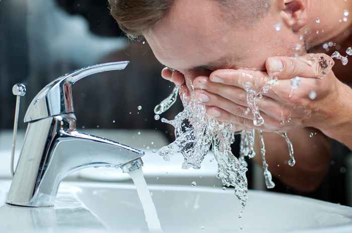 3 raisons de ne pas vous laver le visage le matin, selon les dermatologues