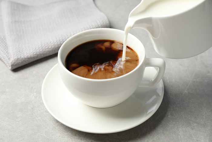 4 benefícios para a adição de leite ao seu café, de acordo com especialistas