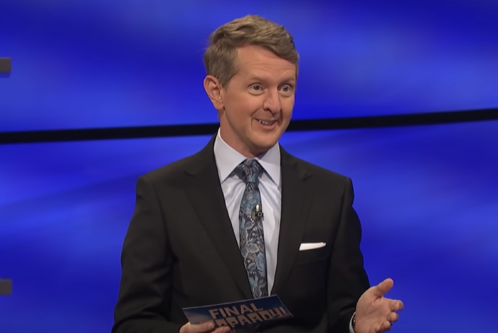 4 razões pelas quais Ken Jennings é um Jeopardy melhor! Anfitrião do que Mayim Bialik, de acordo com os fãs