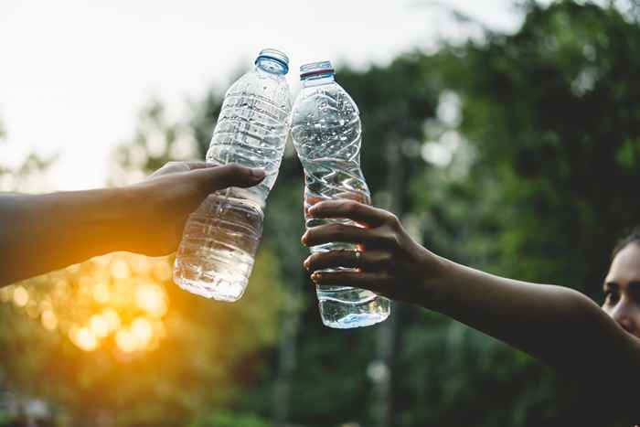 4 razones para nunca reutilizar una botella de agua de plástico, dicen los expertos