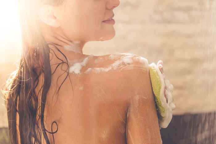 4 razões para mudar de sabão de barra para lavagem corporal, de acordo com especialistas em saúde