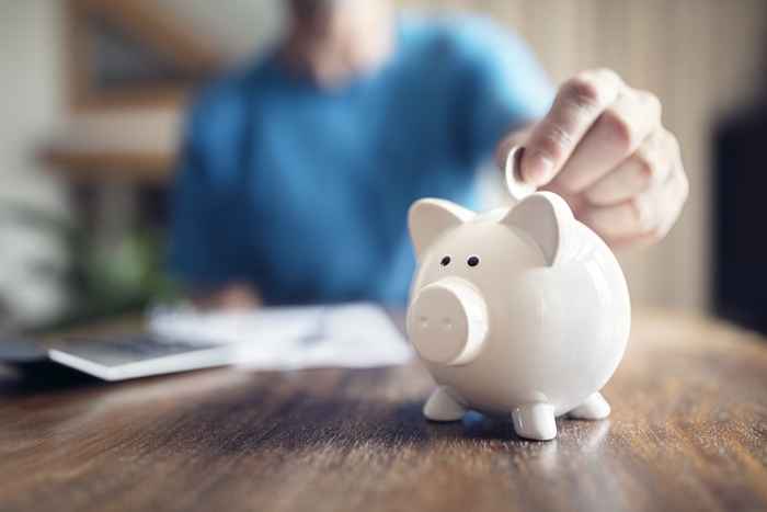 4 segni che hai troppi soldi nel tuo conto di risparmio, dicono gli esperti