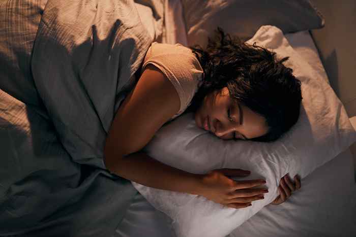 4 façons simples de se faire plus et de mieux dormir cette année, selon les experts