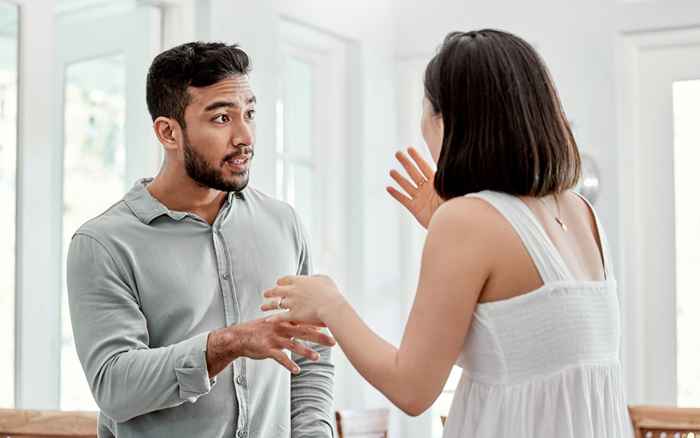 5 formas efectivas de detener una pelea con su pareja, según los terapeutas