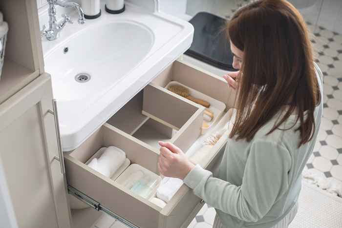 5 artículos que nunca debe almacenar en su baño, según los expertos