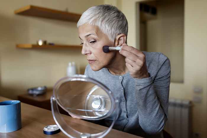 5 trucos de maquillaje necesitas saber si tienes el pelo gris, según expertos en belleza