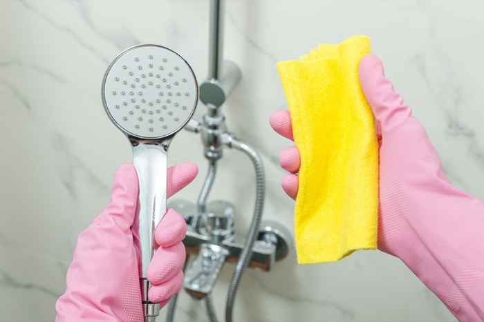 5 segni che devi pulire il soffione della doccia prima di usarlo di nuovo, dicono gli esperti
