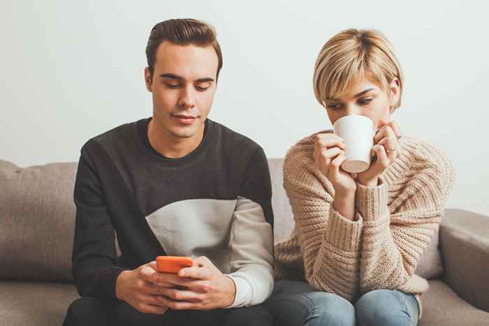 5 tegn partneren din er sjalu på deg, ifølge terapeuter