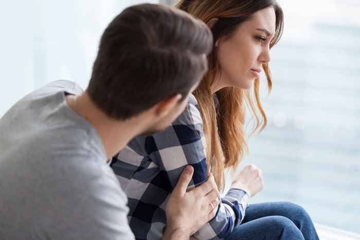 5 pequeñas formas en que estás arruinando tu relación sin darte cuenta, dicen terapeutas