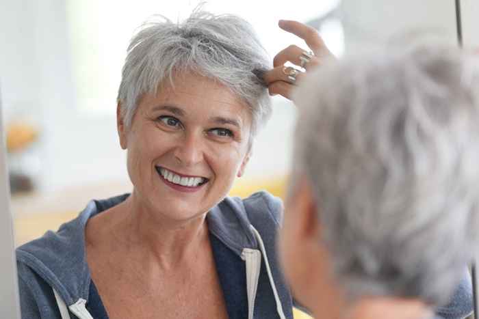 5 errori di stile che non dovresti mai fare se hai i capelli grigi, dicono gli esperti di bellezza