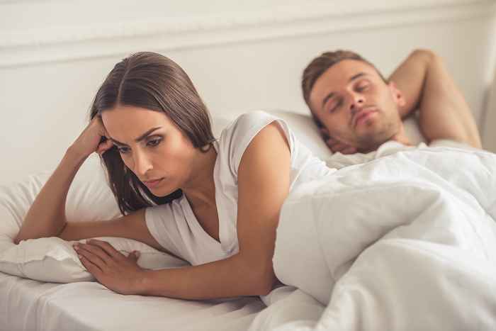 5 señales sutiles de que su pareja está engañando, según los terapeutas