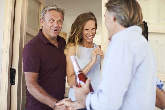 5 Dinge, die Sie niemals die Gäste bitten sollten, in Ihr Haus zu bringen, sagen Experten, sagen Experten