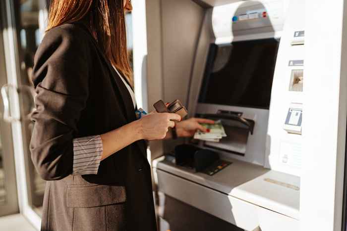 5 razy nie powinieneś korzystać z bankomatu, według ekspertów finansowych
