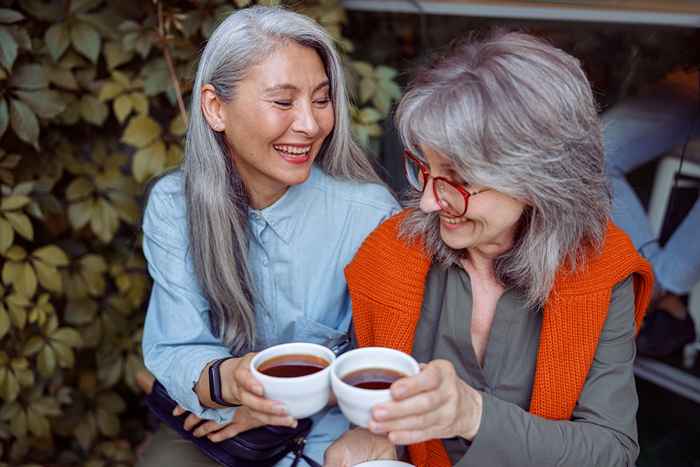 5 conseils pour garder les longs cheveux gris en bonne santé, selon les stylistes et les dermatologues