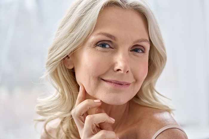 6 Correction pour la peau sèche si vous avez plus de 60 ans, selon les dermatologues et les experts en beauté