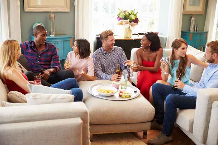 6 Artikel, die Sie immer in Ihrem Wohnzimmer haben sollten, wenn Gäste vorbeikommen