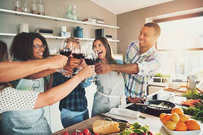 6 ting du aldri skal gjøre når du er vert for folk på kjøkkenet ditt