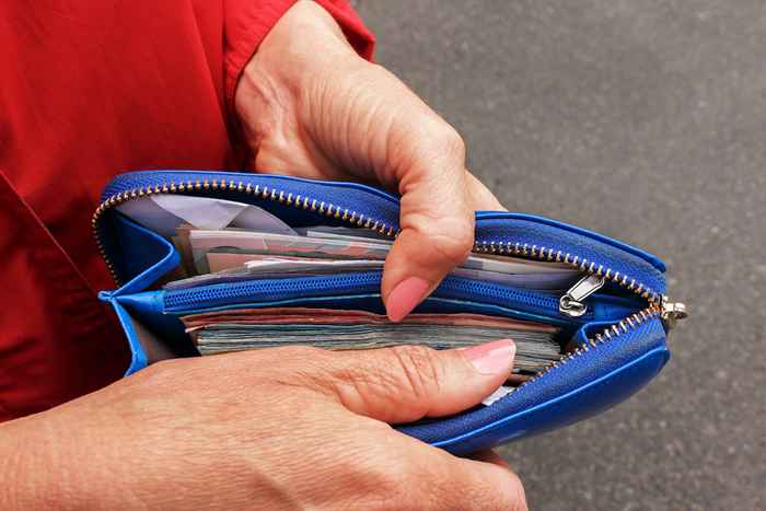 6 Dinge, die Sie laut Experten niemals in Ihrer Brieftasche behalten sollten