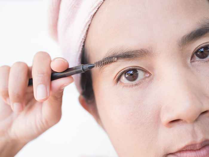 6 tips hvis du har tyngende øyenbryn, ifølge skjønnhetseksperter