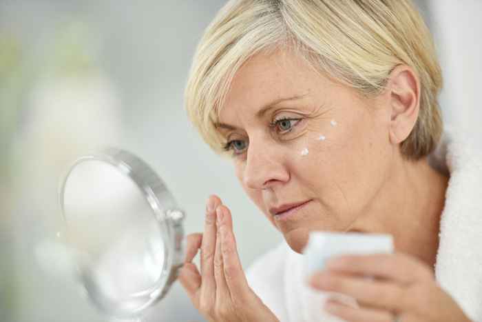 6 suggerimenti per sbarazzarsi della pelle di Crepey, secondo esperti di bellezza e dermatologi