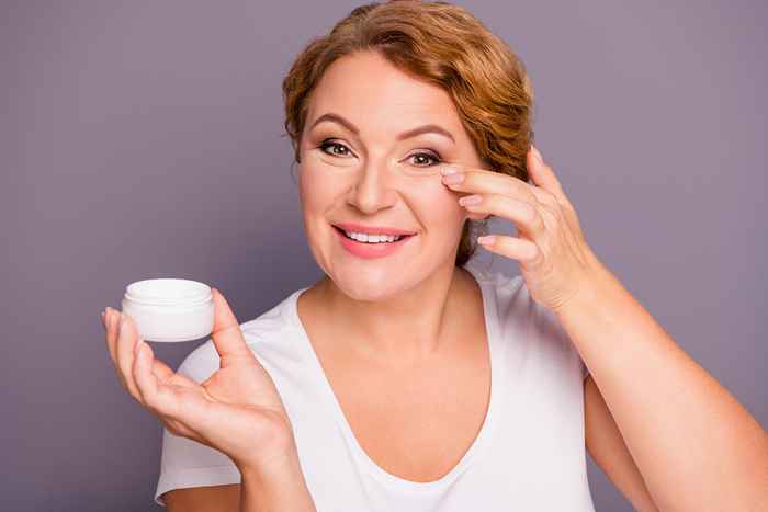 6 dicas para fazer seu creme para os olhos realmente funcionar depois de 50, de acordo com os profissionais da pele