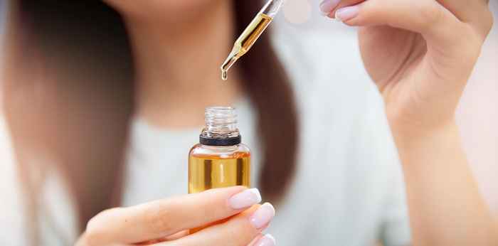 7 razones para agregar aceite de ricino a su rutina de belleza si tiene más de 50 años, dicen los expertos