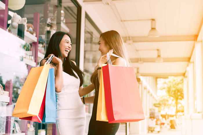 7 secrets que vous devez savoir avant de faire du shopping dans les magasins de sortie, selon les experts