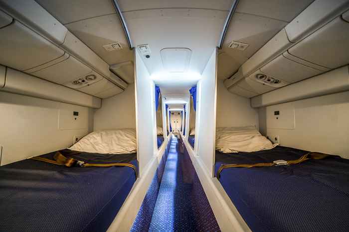 A companhia aérea oferece camas para passageiros do treinador-mais seguem?