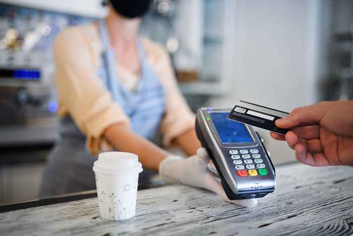 Sempre use seu cartão de débito para essas 5 compras, de acordo com especialistas financeiros