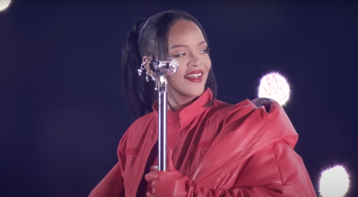 Sinte seere klager til FCC om Rihannas åpenlyst seksuelle Super Bowl -ytelse