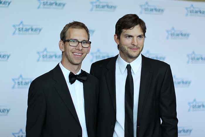 Ashton Kutcher si è appena aperto sull'estrangement dal fratello gemello