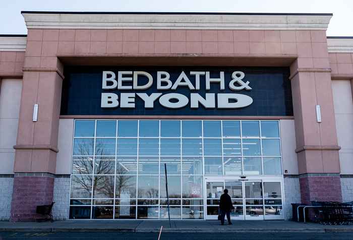 Bed Bath & Beyond er lukker dusinvis flere steder og likvidende varelager