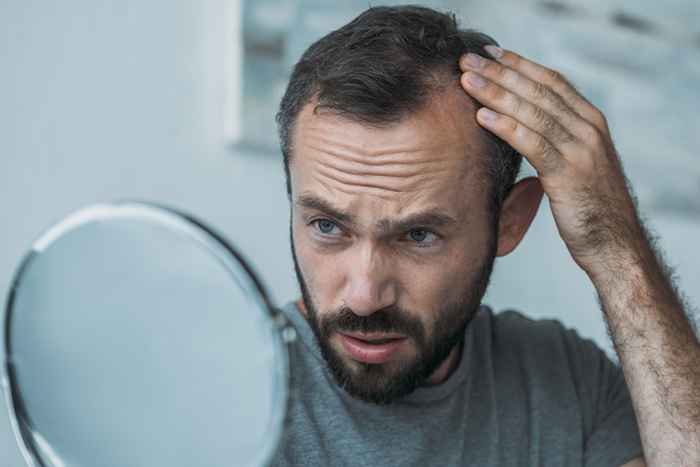 Beber apenas um refrigerante por dia pode aumentar seu risco de perda de cabelo, novo estudo encontra