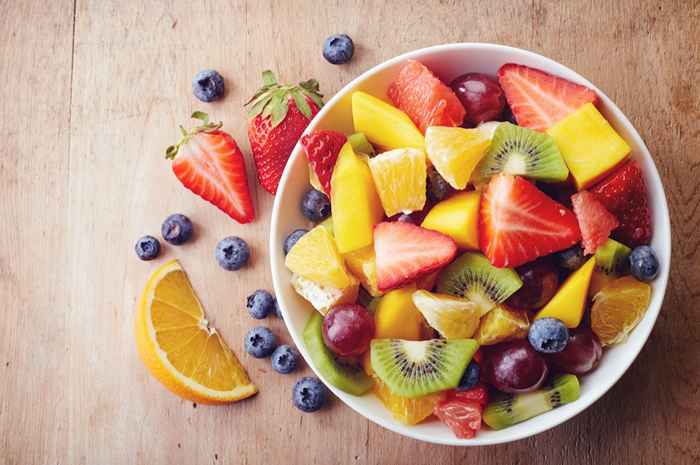 Comer estas 3 frutas antes de acostarse lo ayudará a dormir mejor por la noche, dicen los expertos