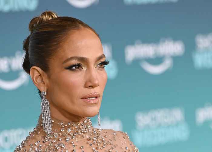 Les fans claquent Sober Jennifer Lopez pour le lancement de la marque d'alcool