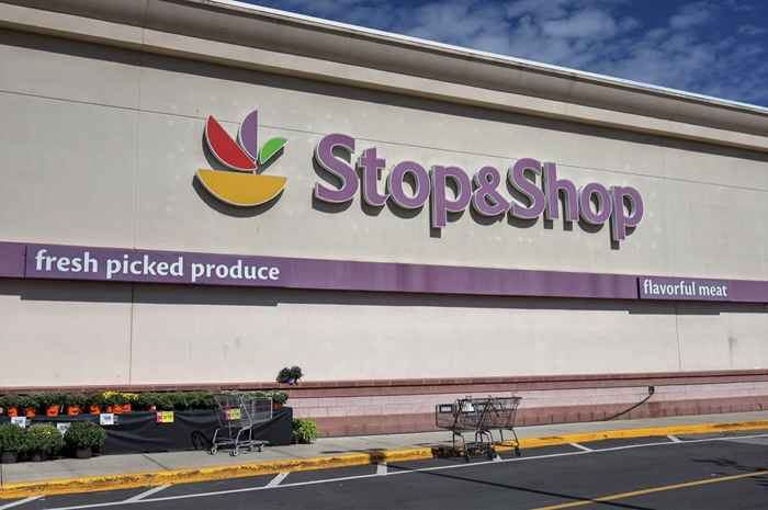 Os supermercados, incluindo Stop & Shop, estão fechando locais, começando em janeiro. 2