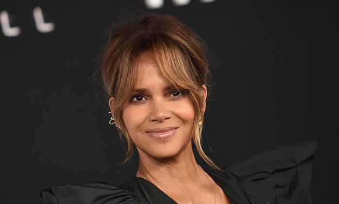 Halle Berry diz que esta co-estrela salvou sua vida em uma cena de amor que deu errado