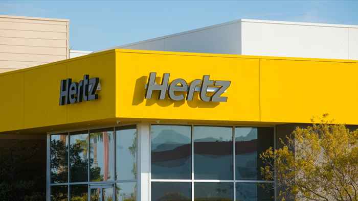 Hertz está bajo investigación por presuntamente alquilar autos retirados