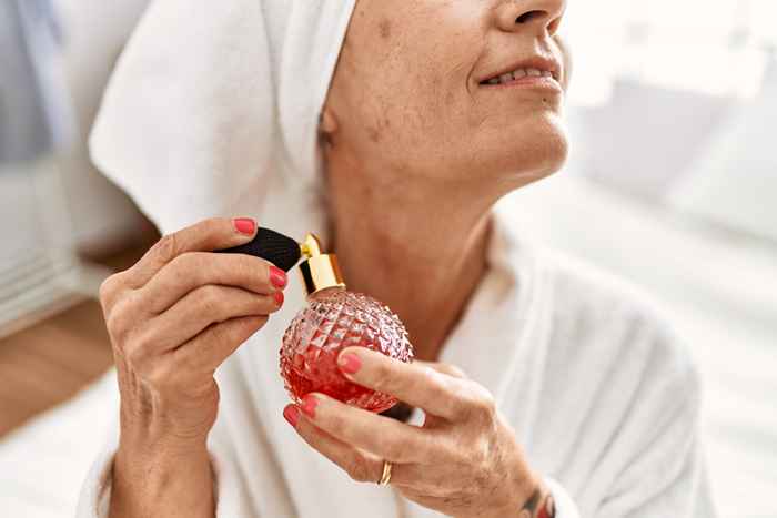 Cómo elegir su aroma de firma en sus 60 años, según Beauty Pros