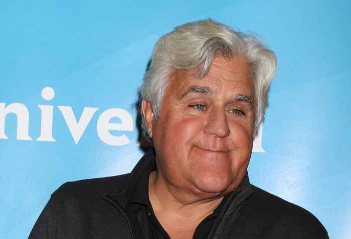 Jay Leno révèle pourquoi il a refusé les médicaments contre la douleur après avoir été brûlé dans un accident horrible