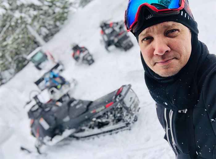 Jeremy Renner in einem kritischen Zustand nach traumatischer Verletzung bei schneebedecktem Unfall. Hier ist das Neueste.