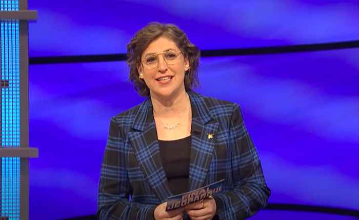 Mayim Bialik n'est toujours pas revenu pour héberger Jeopardy!-Voici pourquoi