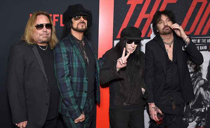 Mötley Crüe fa falsi giochi per la musica registrata in tour, afferma il chitarrista