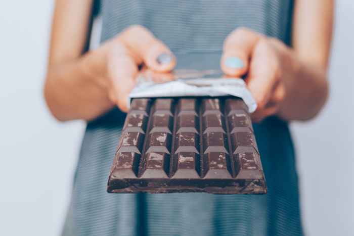 Il nuovo rapporto trova alti livelli di piombo nelle famose barrette di cioccolato, solo 1 oncia potrebbe farti del male