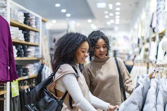 Des chaînes de vêtements populaires, dont Old Navy et Macy's, sont des magasins de fermeture, à partir de janvier