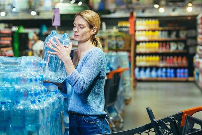 Si vous stockez de l'eau? La FDA partage de nouveaux conseils de sécurité