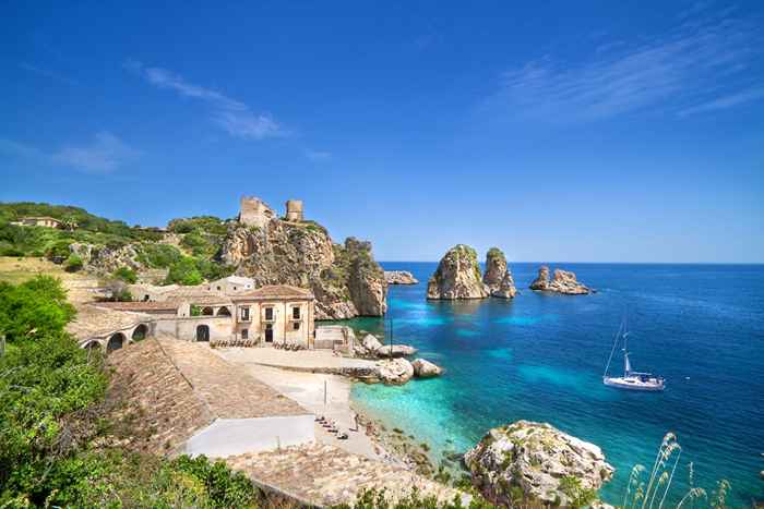 A Sicília lhe dará uma estadia de noite grátis e uma passagem de avião de meia preço (se você puder navegar pela burocracia)