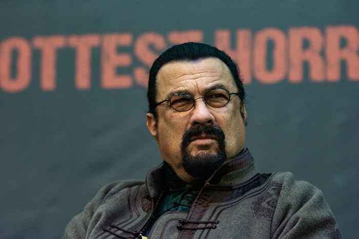 Steven Seagal blir vasket opp og en mobber, sier tidligere medstjerne