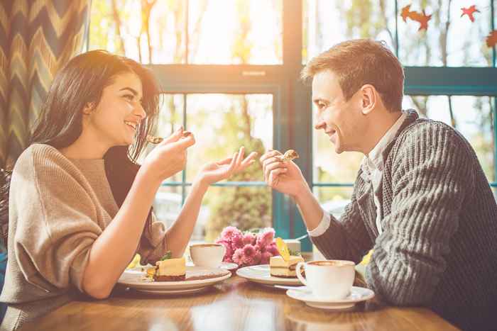 De beste fargene å ha på en første date, ifølge relasjonseksperter