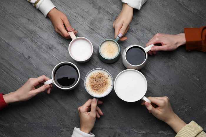 Il no. 1 motivo per cui dovresti continuare a usare il latte normale nel tuo caffè, dice nuovo studio